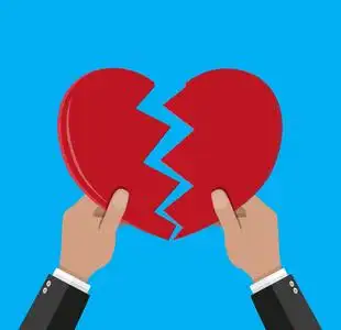 双手撕裂的心照片