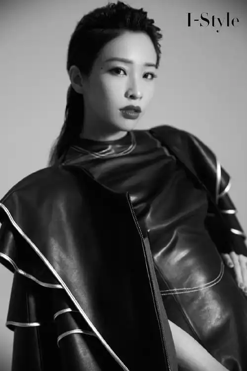 袁咏琳成熟魅力黑白写真图片49