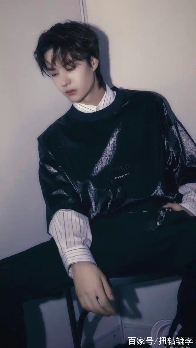 酷盖来袭,王一博黑色帅气组照,暗黑风