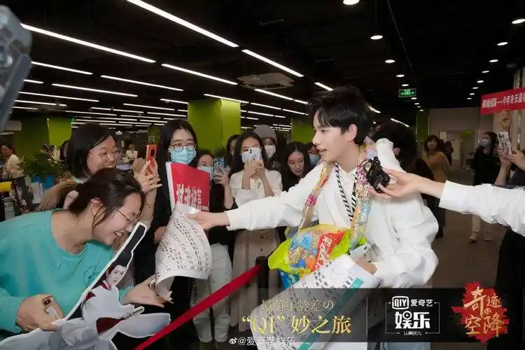 胡先煦吐槽粉丝嫌自己胖 张超被送榴莲看着有点扎手_胡先熙_围棋_荧光