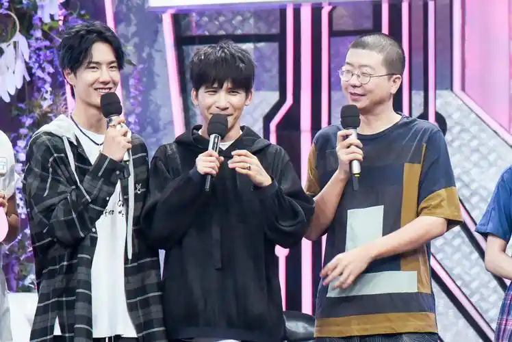 王一博《天天向上》挑战表情包 眉毛wave笑翻全场