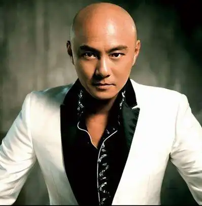 小编感觉虽然男人光头很正常,但是也很少有男生喜欢剃光头吧,大都是