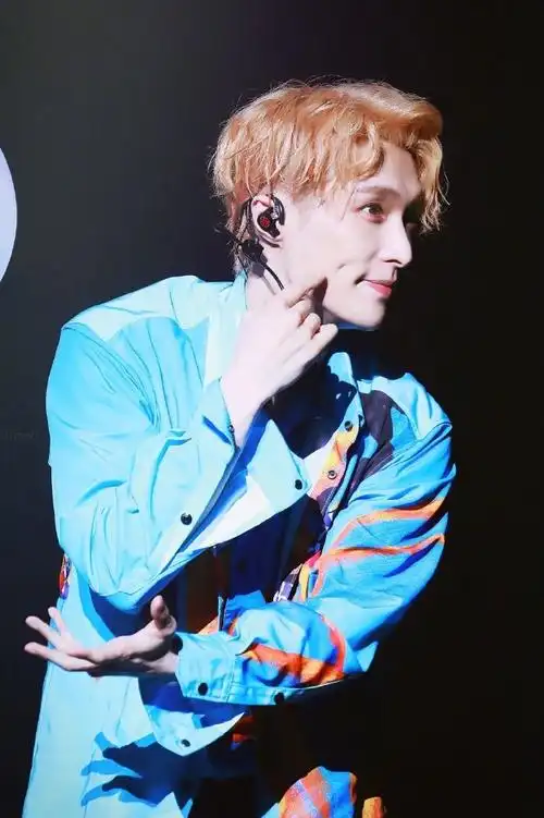 张艺兴金发侧颜