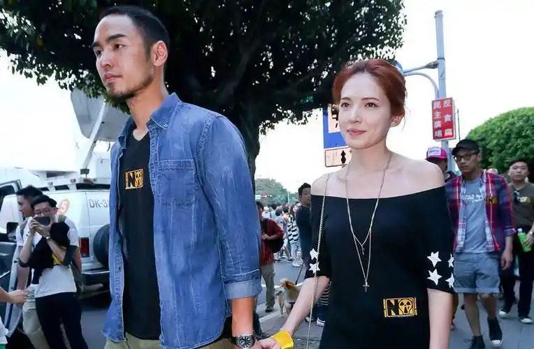 阮经天官宣恋情晒女友亲密合照她是个很平凡的女孩子