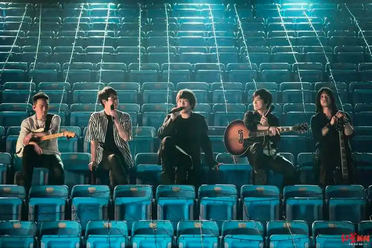 五月天在线演唱会现场虽然没有观众但每个座位都有荧光棒