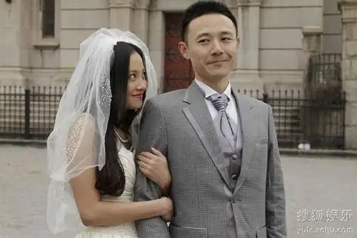 张博和影片中女友周楚楚[保存到相册]张博饰演现实主义喜剧男龚凡瑞