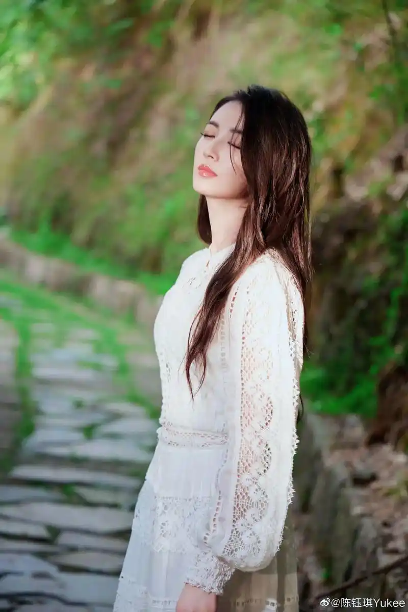 陈钰琪 #超时空罗曼史哇塞,白色长裙000000 - 抖音