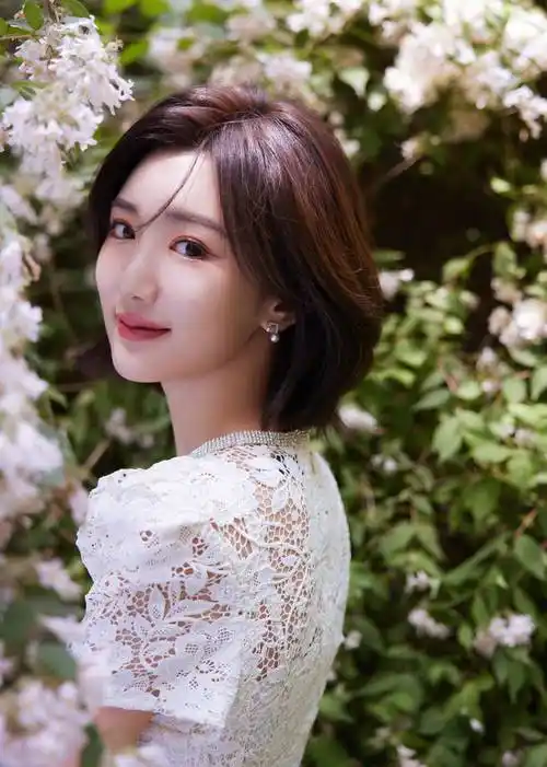 毛晓彤白色时尚镂空裙造型