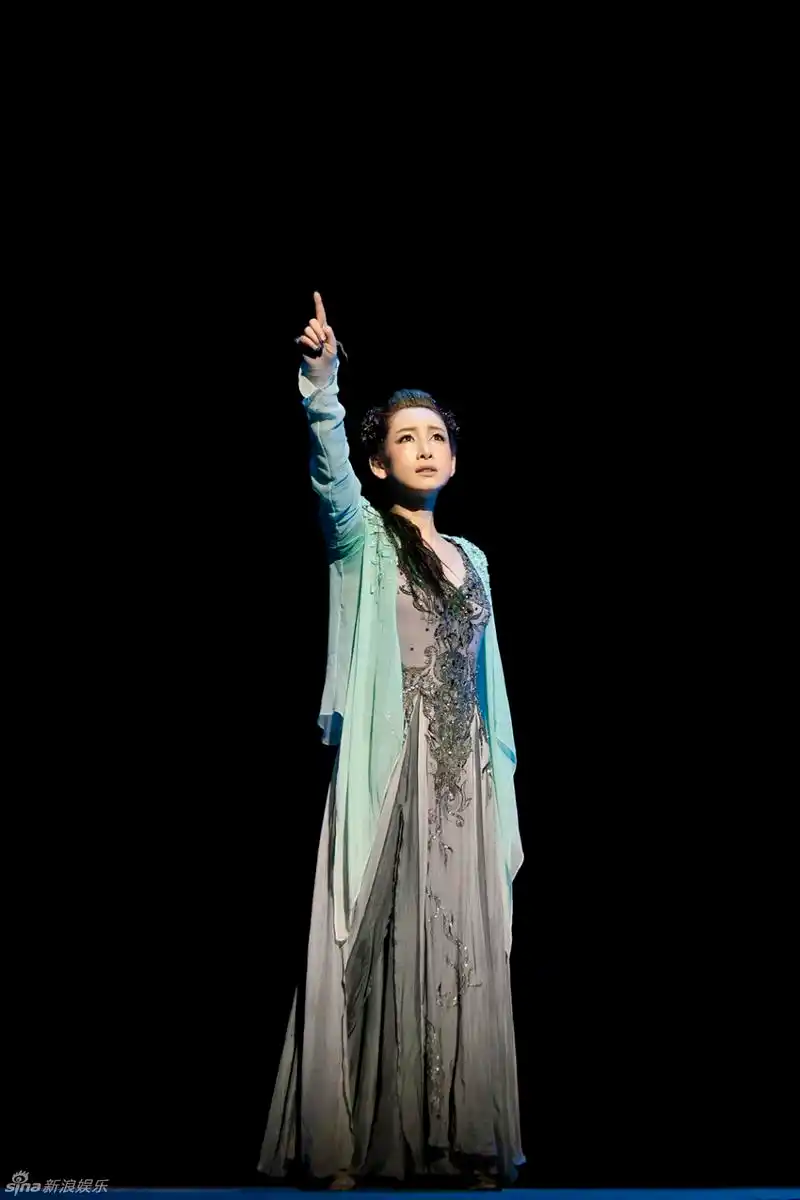 组图:《青蛇》香港首演 秦海璐展现妖性魅惑_高清图集_新浪网