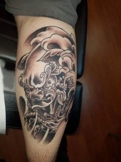 纹身浪花 男生小腿上黑灰的浪花纹身图案