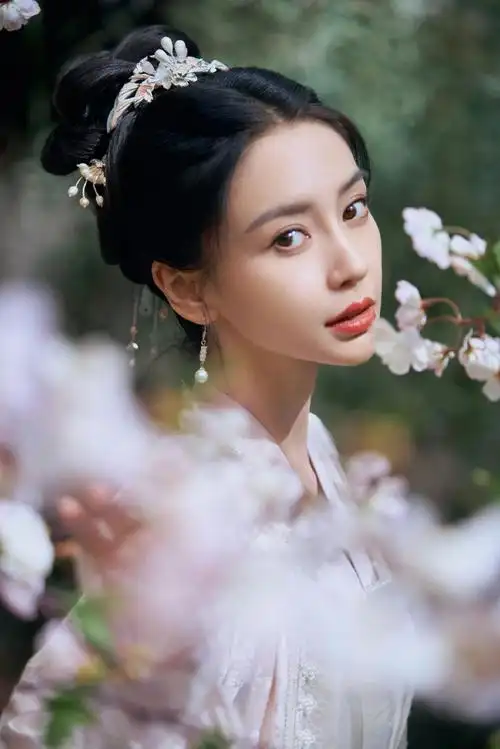 angelababy国风单曲封面花絮曝光 穿古装赏花韵味十足_影视资讯网明星