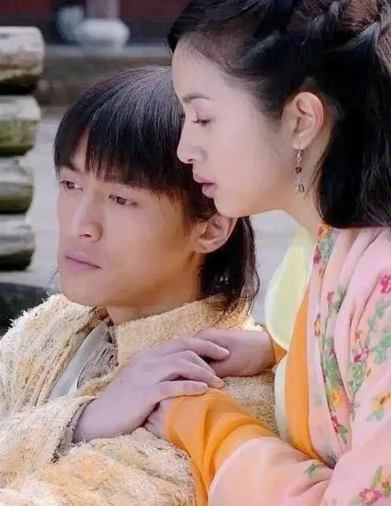 分享一组《飞仙》剧组照片,胡歌和林依晨12年前好萌,林依晨嘴巴好萌!