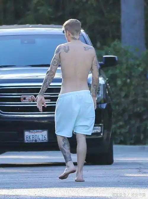 放飞自我?比伯光膀子打赤脚单手托盘,大短裤"摇摇欲坠"忙拉拽