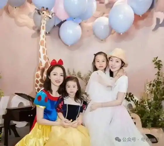 李小璐带甜馨参加董璇女儿生日会 与甘薇久违同框
