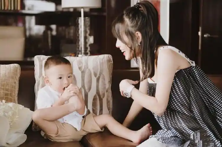 张嘉倪晒全家福挺二胎孕肚明显网友有一种羡慕是怀孕只胖肚