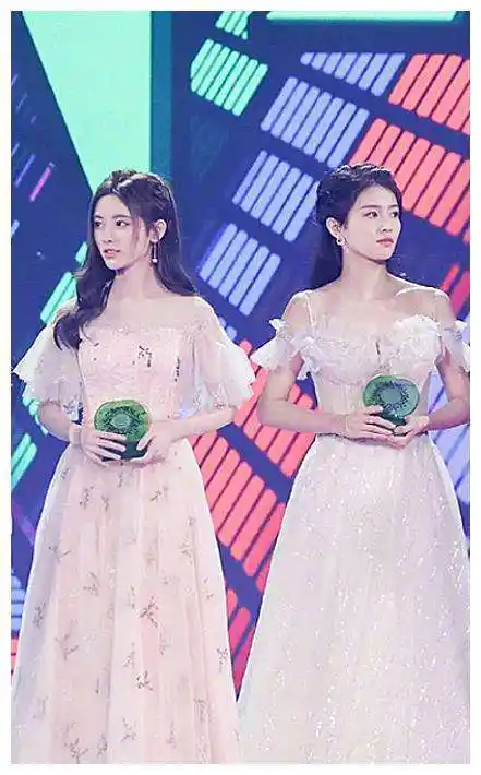 鞠婧祎和白鹿成功掌握变美技巧,谁能拒绝秀发蓬松的氛围美女