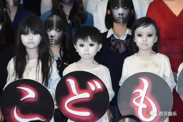 主创们站在一堆小鬼里,画风也是清奇.