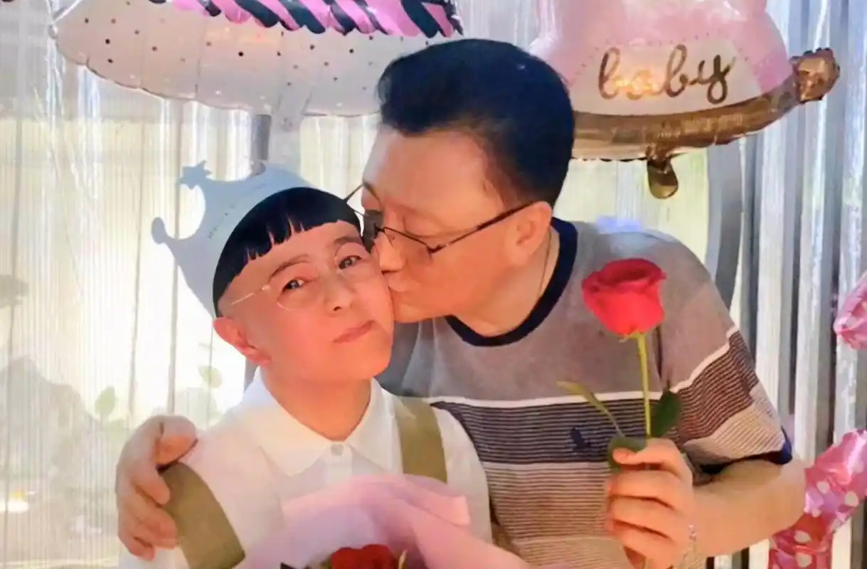 王宁甜蜜献吻肚腩突出,夫妻同框似隔代|七夕|刘纯燕_手机网易网