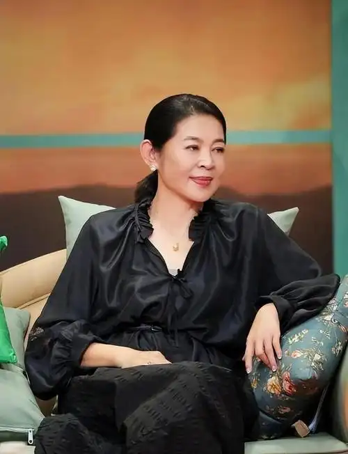 65岁倪萍终于不用扮嫩了!变瘦后像换了一个人,穿家居服太美了