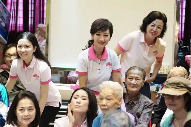 赵雅芝去养老院看望老人,明明只差10岁,看起来却像差了30岁一样_年龄