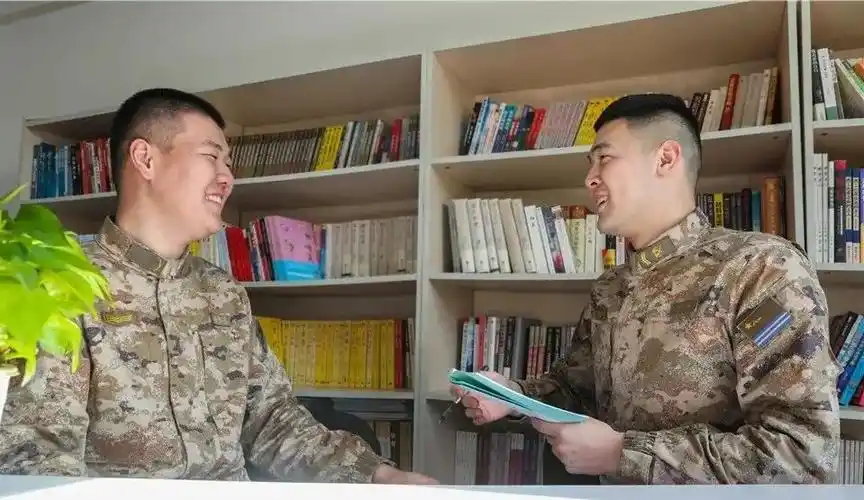 分队长于路和王鹏程谈心交心