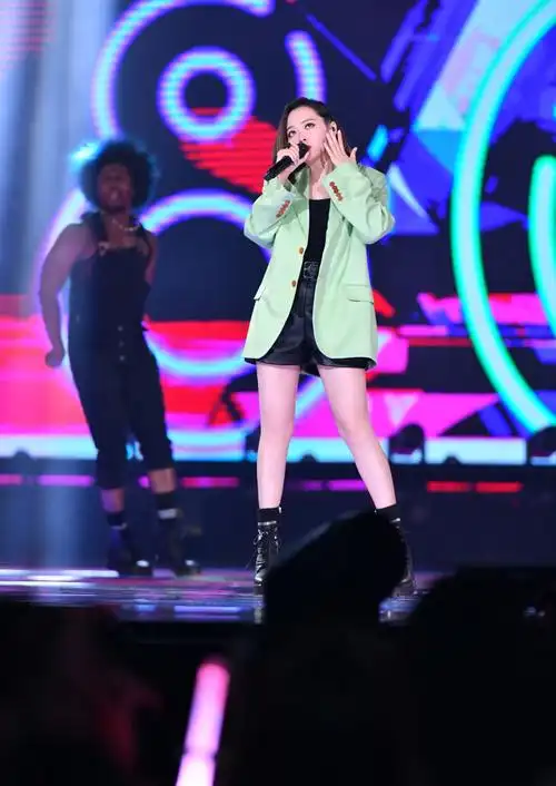 张靓颖惊喜现身浙江卫视十周年唱跳惊艳四座引爆全场