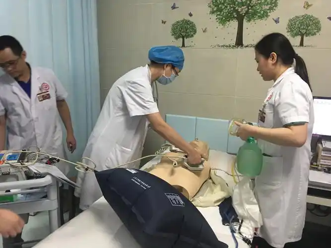 37 内科黄丹丹医生为患者进行电除颤