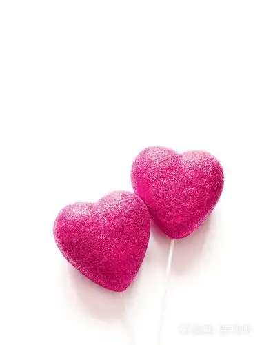 孤立在白色背景上的两颗心