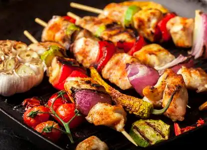 鸡肉和猪肉串图片-鸡肉和猪肉串素材-鸡肉和猪肉串插画-摄图新视界