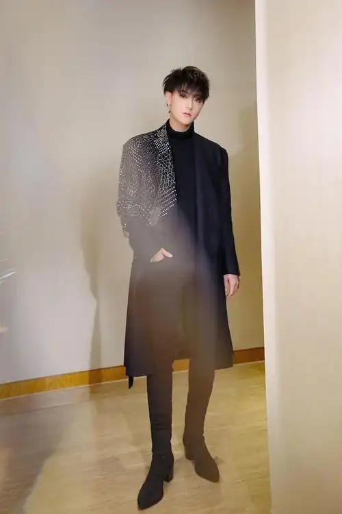 时尚达人黄子韬身穿黑色镶钻西装配褐色发型尽显高贵酷帅