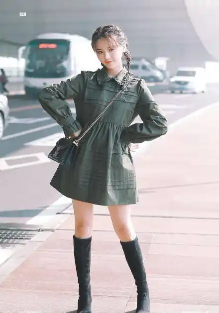 原创21岁杨超越越来越美了绿色连衣裙配长靴太甜美发型上更洋气