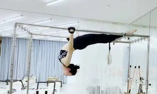 原创董璇练高难度普拉提甩秋膘身姿柔软劈叉下腰毫无难度