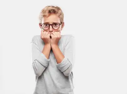 哭年轻的金发帅哥看上去吓坏了,惊恐地尖叫,面对厄运,感觉非常害怕