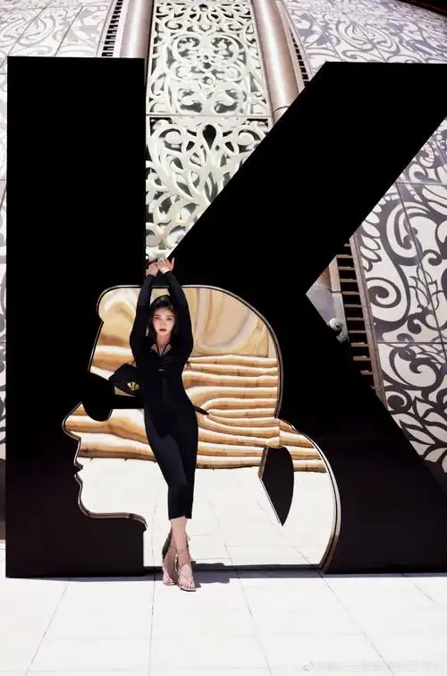 周洁琼_official身着黑色长裙搭配金色高跟鞋78现身澳门卡尔拉格斐