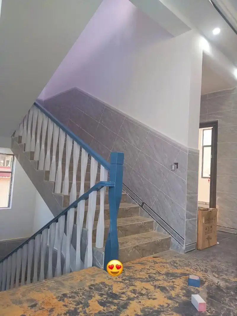 小蛮腰蓝白双色完成,高级感配色,时尚大方.你喜欢吗#实木楼梯 - 抖音