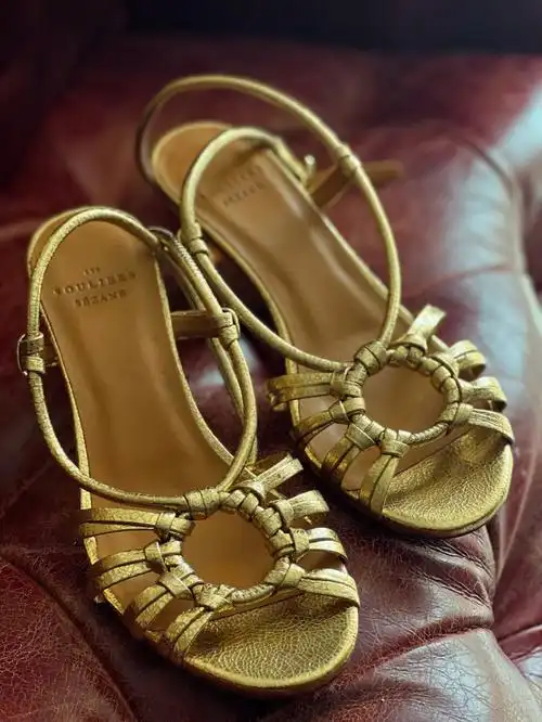sezane法式复古金色中跟系带凉鞋