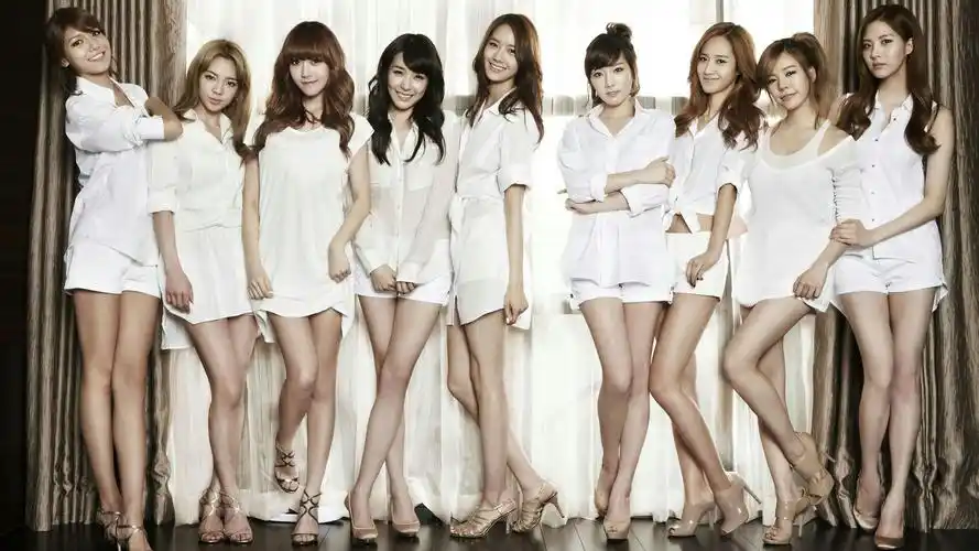 这张图片中少女时代每位成员的名字(从左至右)?