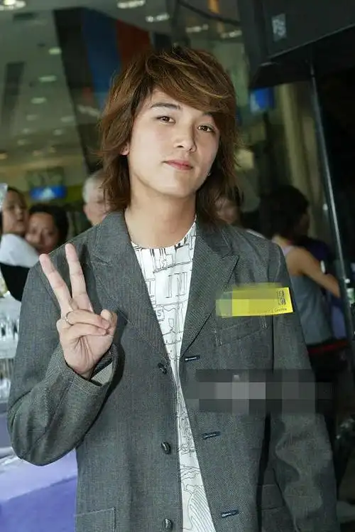 邱泽16年前旧照公开长相不输陈冠希怪不得能撩动唐嫣