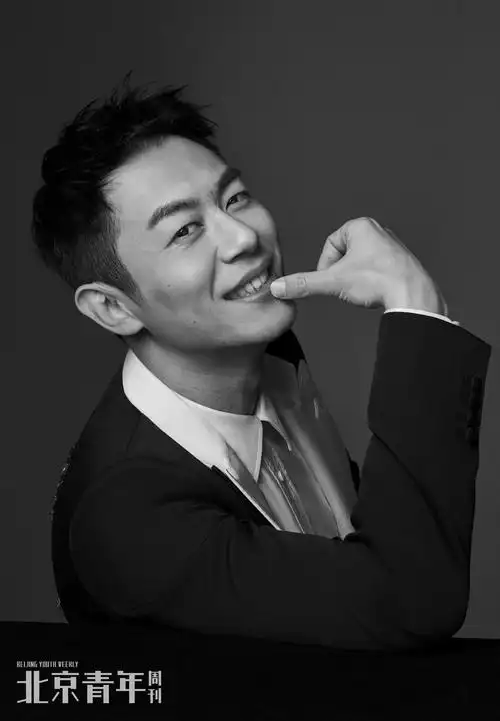 朱亚文杂志新封曝光展现有匪君子多面气质