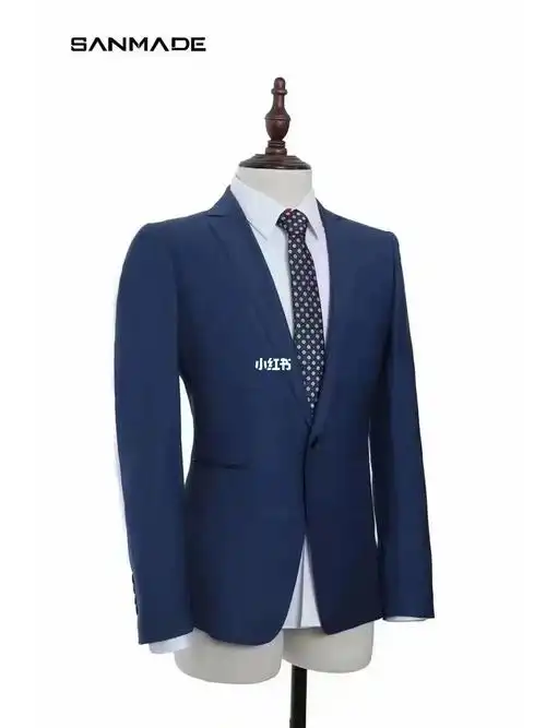 浅蓝色高级混纺面料,下摆圆摆设计更能修饰体型白色衬衣搭配小花领带