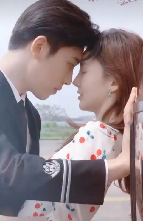 金晨新剧花絮曝光与小6岁男星甜蜜拥抱画面唯美