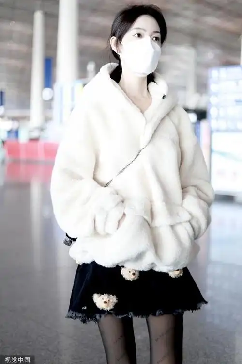 组图陈瑶穿白色质感卫衣现身机场搭配黑丝甜酷十足