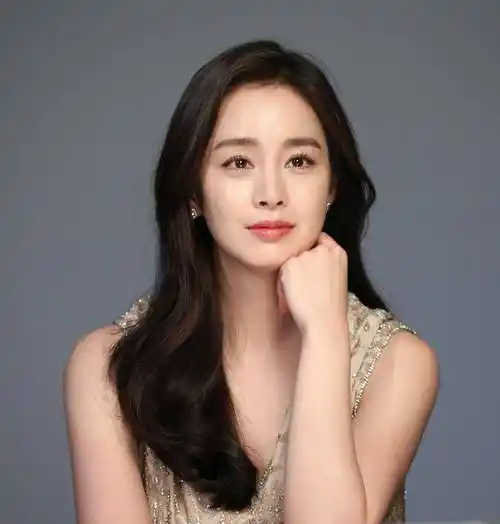 2004年7月19日与赵显宰,韩艺瑟,junjin合作出演的玄幻爱情剧《九尾狐