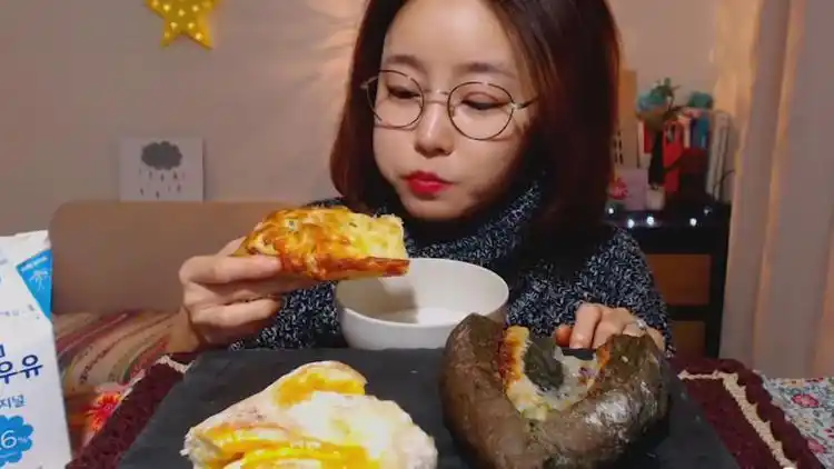 美女姐姐吃面包,蘸着牛奶吃,吃的真香