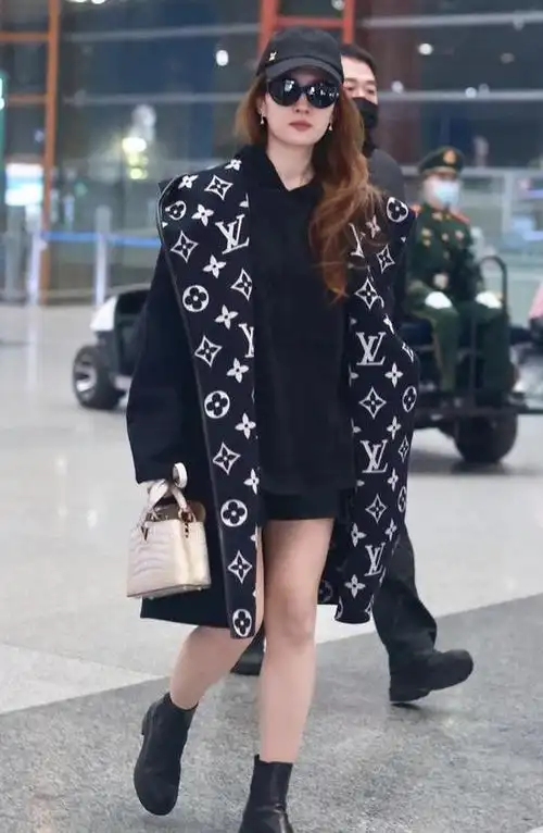 刘亦菲最近一组机场街拍造型帅气拉风,引发了广大粉丝们的热议.