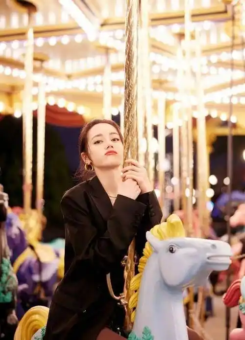 迪丽热巴迪士尼plog触发梦幻穿衣教学_乔晶晶_女明星_剧中