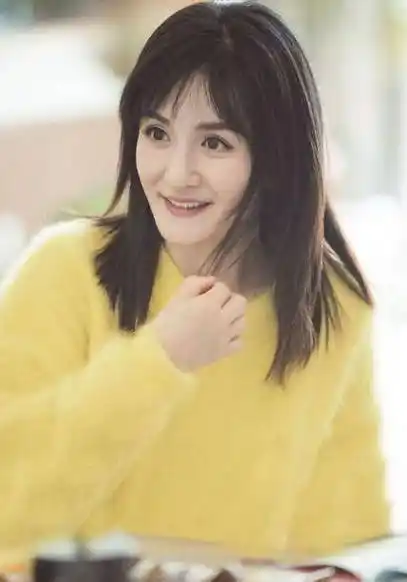 黄色海马毛衣这样穿不仅时髦,还减龄,38岁谢娜宛如妙龄少女_整体_发型