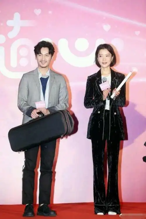 79和陈晓站在一起几乎是一样的,陈晓的官方身高是180cm其实也