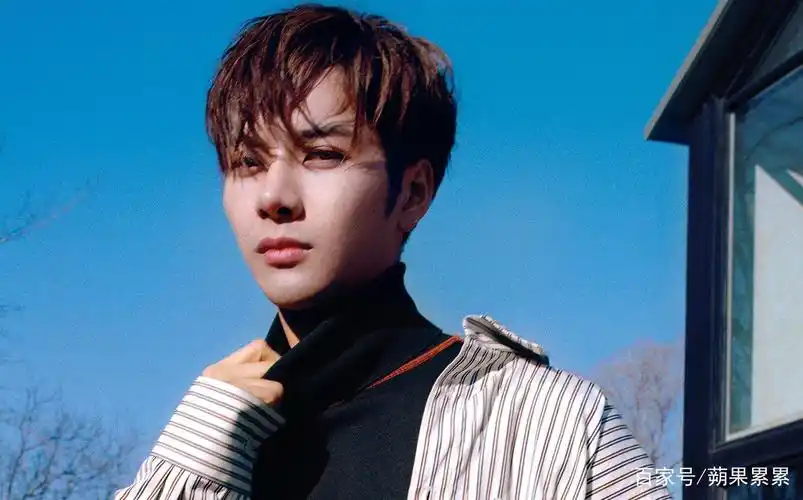 性感的王嘉尔,行走的荷尔蒙果然名不虚传,看看这身肌肉!高清照