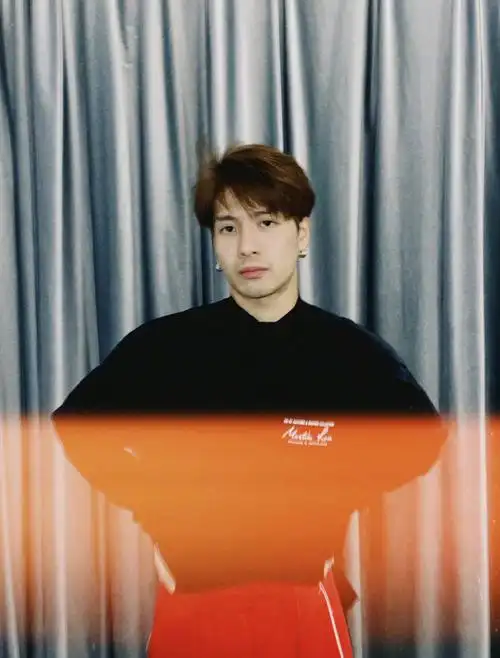 王嘉尔 | 老公好久没剃胡子啦!_高清图集_新浪网